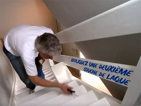 Appliquez la dernière couche de laque.