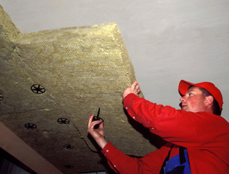 Fixer un panneau isolant en laine de roche