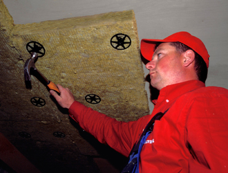 Fixer l'isolation à l'aide de chevilles à vis