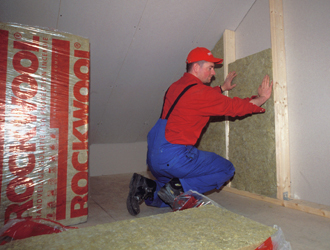 Poser un panneau de construction entre les montants en bois