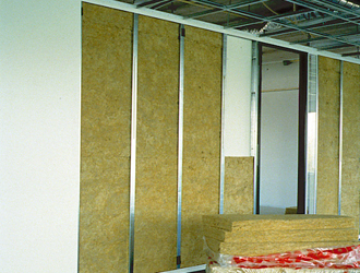 Finition d'un mur avec des plaques de plâtre