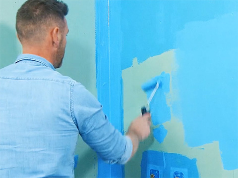 Appliquer la première couche d'émulsion d'étanchéité sur le mur