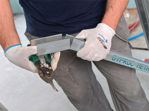 Couper le profilé horizontal supérieur