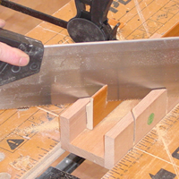 Sciage des plinthes en onglet