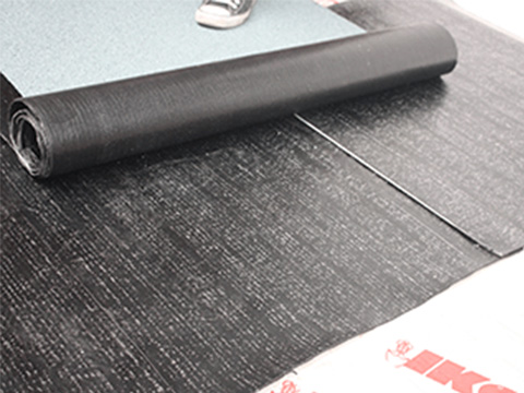 Finir la surface du toit avec une membrane d'étanchéité