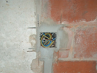 Introduire le câble électrique
