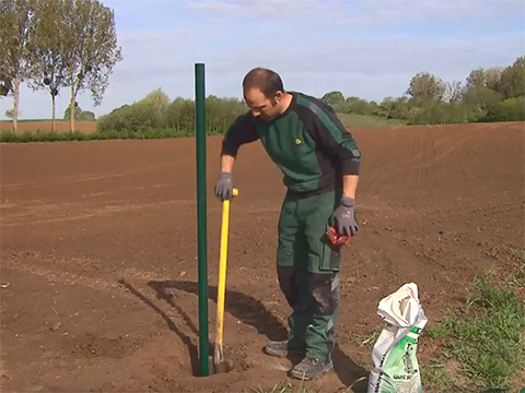 Enfoncez les piquets de départ et d'arrivée dans le sol