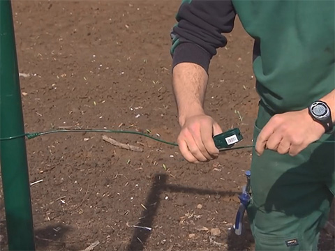 Fixer le câble de tension aux poteaux verticaux