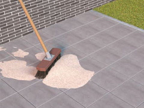 Remplir les joints des dalles de terrasse avec du sable de jointoiement