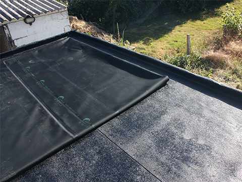 Opengevouwen EPDM-folie op plat dat