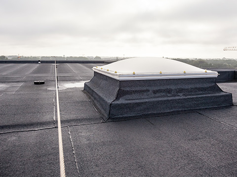 Plat dak met roofing en dakraam