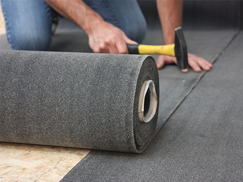 Roofing die uitgerold en bevestigd wordt