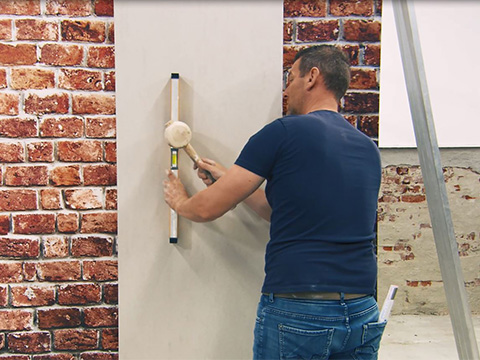 Gipsplaten plaatsen en aandrukken tegen muur