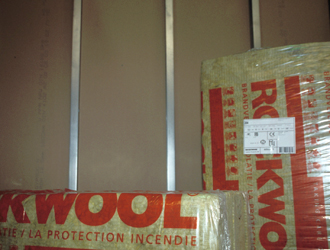 Wand met metalen profielen