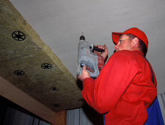 5 gaten boren in het kelderplafond