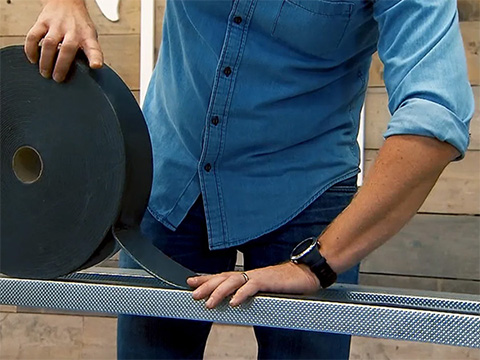 Akoestische tape aanbrengen op metalen profielen