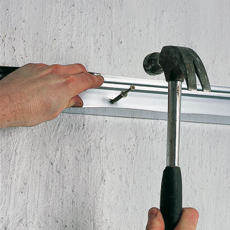 Metalen profielen bevestigen met spijkerpluggen