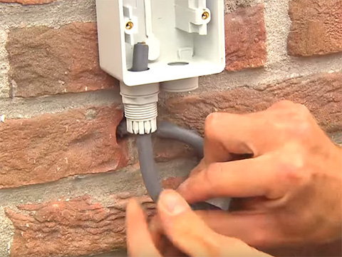 Elektriciteitskabel naar buiten leiden