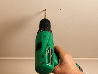 Gaten boren in het plafond met boormachine