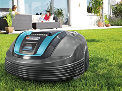 Een robotmaaier in de tuin