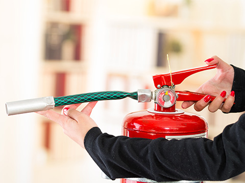 Brandblusser gebruiken bij een brandje
